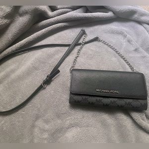 Michael kors wallet crossbody